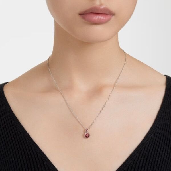 5651709 Swarovski Kolye Birthstone:Pend Jan Pendant Red/Rhs 5651709