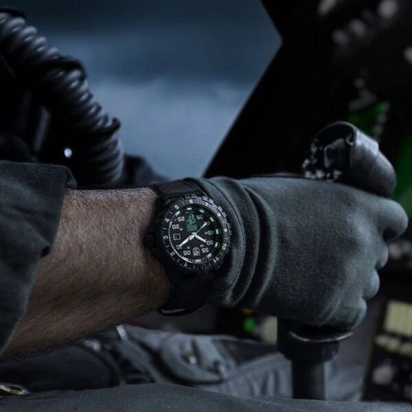 LUMINOX XA.6442.H F-117 NIGHTHAWK® x SKUNK WORKS® 6440 Serisi (İsviçre Üretimi Ronda 515 Mekanizmalı) Pilot Erkek Kol Saati