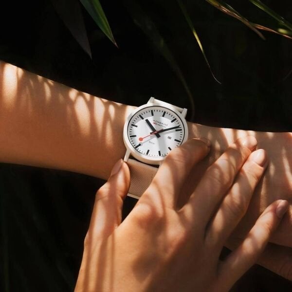 MS1.41910.LA Mondaine Essence Solar Erkek Kol Saati